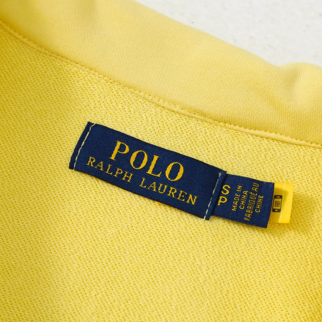 P260 #R99 Ralph Lauren pony logo eight-color half-zip lapel sweatshirt. Wear three times in one suit, easy to switch styles: Fully stand-up collar mode: crisp lapel three-dimensional windproof, taking into account warmth and cool lines, full of coolness ▫️Half-open lazy mode: slightly exposed collarbone, relaxed and comfortable | Pair with a shirt or high collar to show the intellectual atmosphere ▫️Full-open V-neck mode: Visually extends the neck-shoulder ratio | Stacking is more layered, hiding the flesh and making it look slimmer, making it easy to wear with a sense of luxury. Genderless design, shared wardrobe concept: White is gentle and elegant | Black is cool and slimming | Both colors can be used to create a couple CP look. 8 colors are available in the full line | From classic to soft | Meet all daily and occasion dressing needs Quality is reflected in the details: Micro-label logo embroidery | Loose but not procrastinating tailoring | High-grade fabrics ensure a comfortable fit. Easily manage various scenarios such as workplace commuting, weekend leisure, and date travel, effortless chic is the definition of effortless chic.  Color: Black White Navy Mint Green Khaki Pink Yellow Army Green Size: S M L
